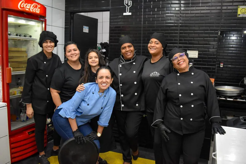 Equipe do Buffet Big House uniformizada e pronta para o serviço